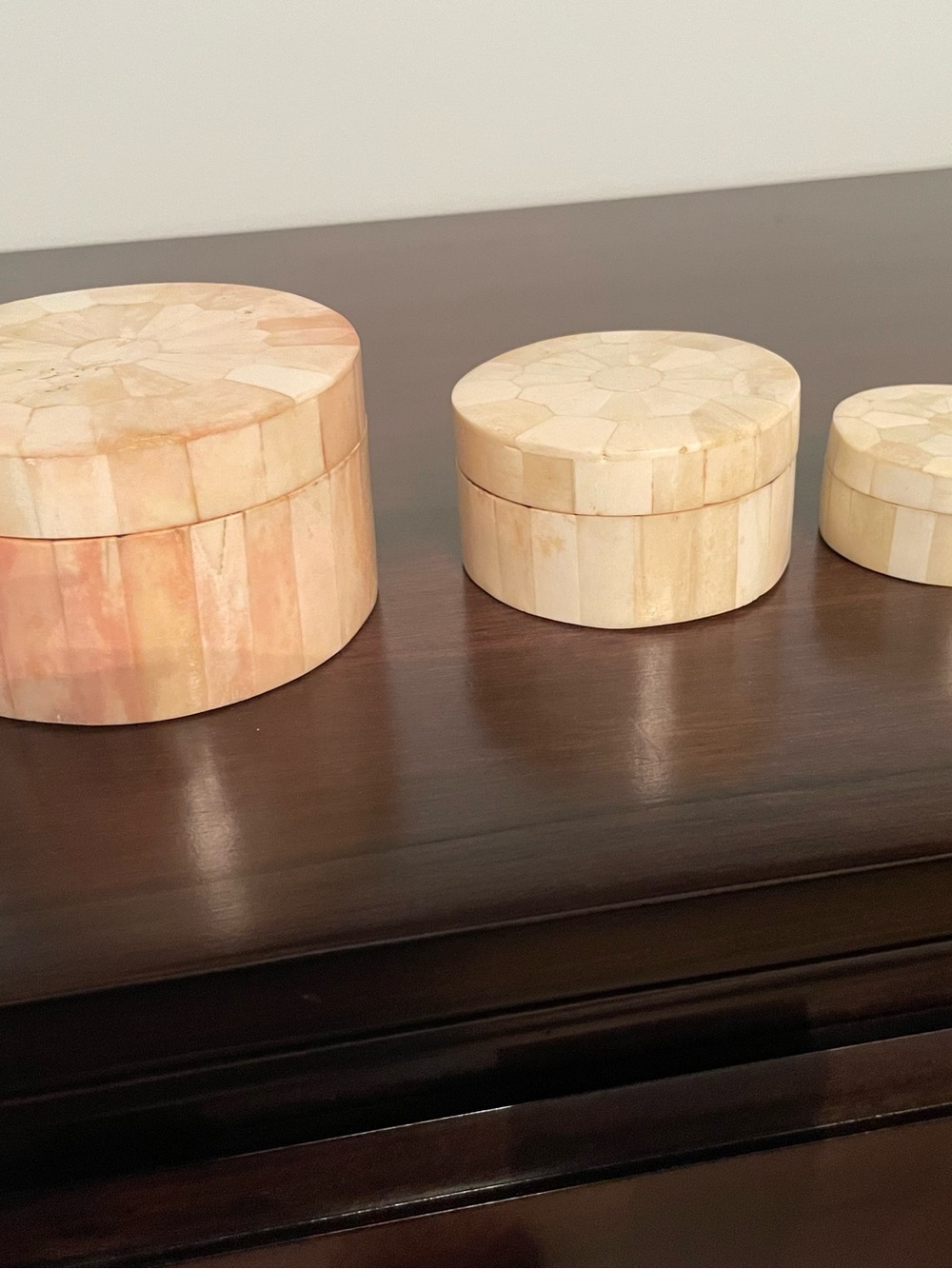 Cream Shell Inlay Round Trinket Box - Picture 2 of 3